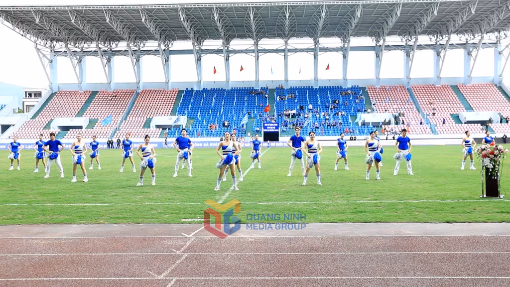 Sân vận động Cẩm Phả trước giờ bóng lăn với màn nhảy flashmob sôi động