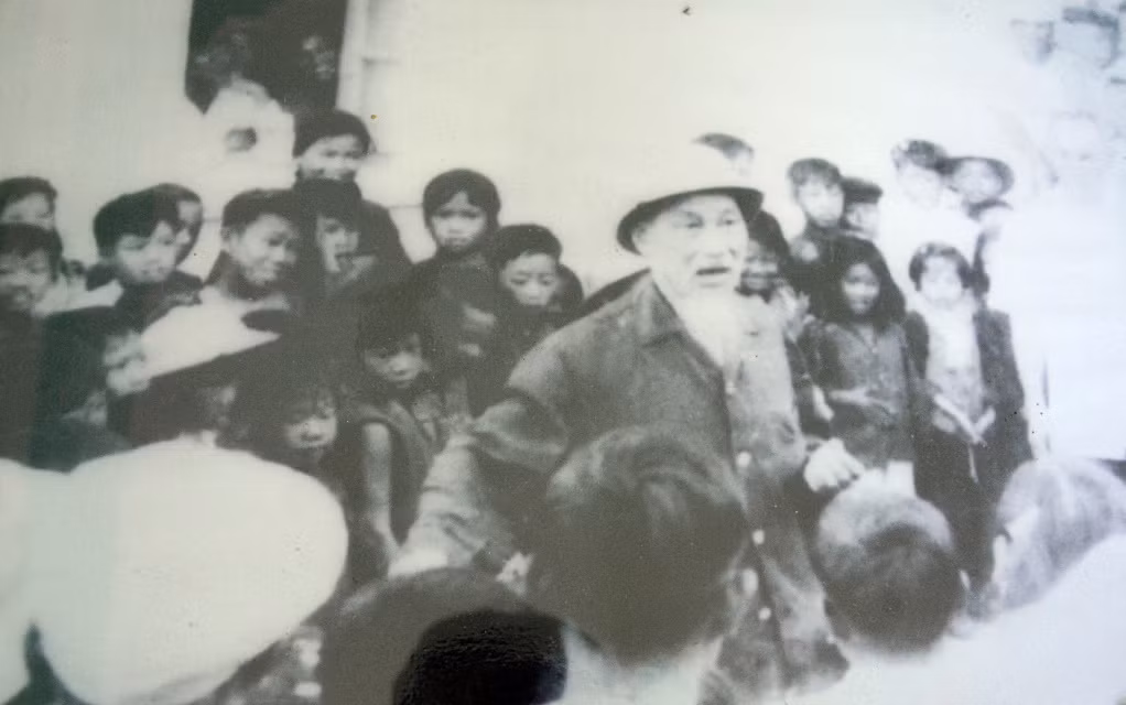 Bác Hồ về thăm xã đảo Ngọc Vừng và chụp ảnh cùng các em học sinh ngày 12/11/1962. (Ảnh tư liệu)