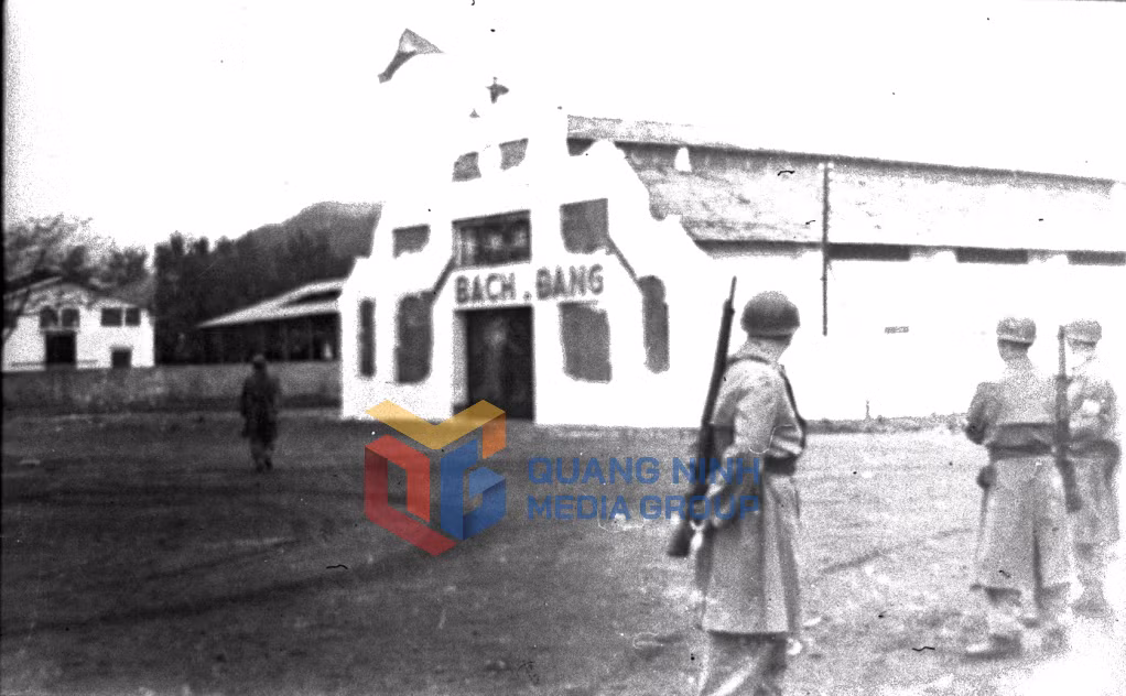 Quân Pháp chưa rút hết khỏi Hòn Gai, nhân dân ta đã treo cờ trên nóc rạp Bạch Đằng (4-1955). Ảnh: Tư liệu của Bảo tàng Quảng Ninh
