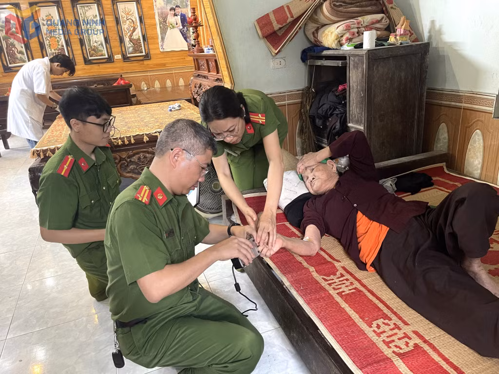 Lực lượng công an phối hợp với chính quyền địa phương tới tận nhà thu nhận mẫu ADN cho các mẹ liệt sĩ tuổi cao, sức yếu không thể đi lại.