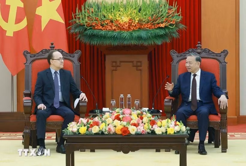 Tổng Bí thư Tô Lâm tiếp Đại sứ Liên bang Nga tại Việt Nam Gennady Bezdetko. (Ảnh: Thống Nhất/TTXVN)