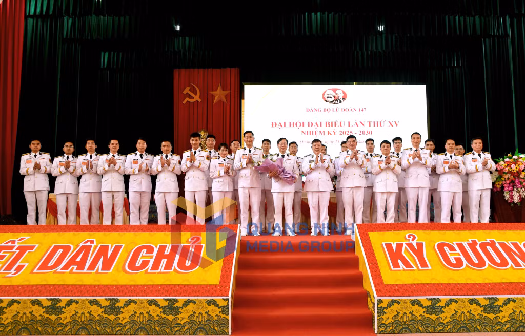 2025-04_Đại hội Đại biểu Đảng bộ Lữ đoàn 147 Hải quân lần thứ XV, nhiệm kỳ 2025-2030 - Ban Chấp hành Đảng bộ ra mắt đại hội. Ảnh: Mai Hương