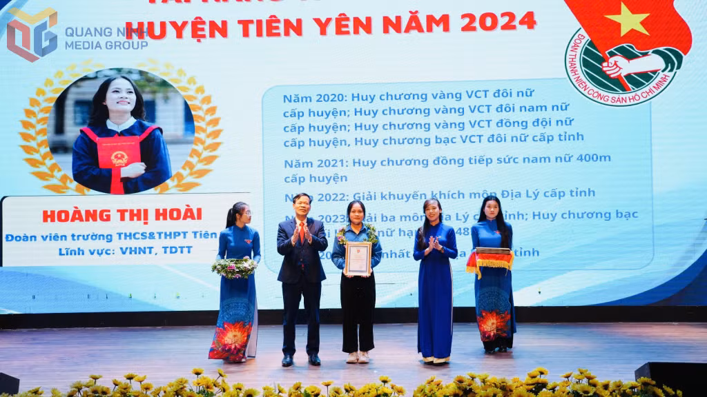 Hoàng Thị Hoài (Lớp 12A5, Trường THCS- THPT Tiên Yên) trong Lễ trao Tài năng trẻ huyện, tháng 3/2025.