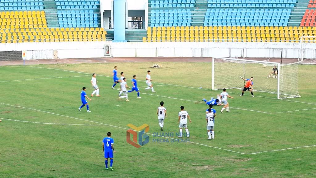 Tiền đạo Văn Sơn số 10 đã đánh đầu nâng tỷ số 2 - 0 cho Quảng Ninh FC