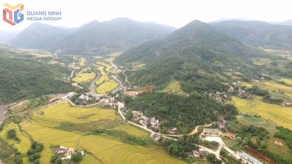 Bản làng của người Sán Chỉ huyện Tiên Yên nằm dưới chân núi Thông Châu.