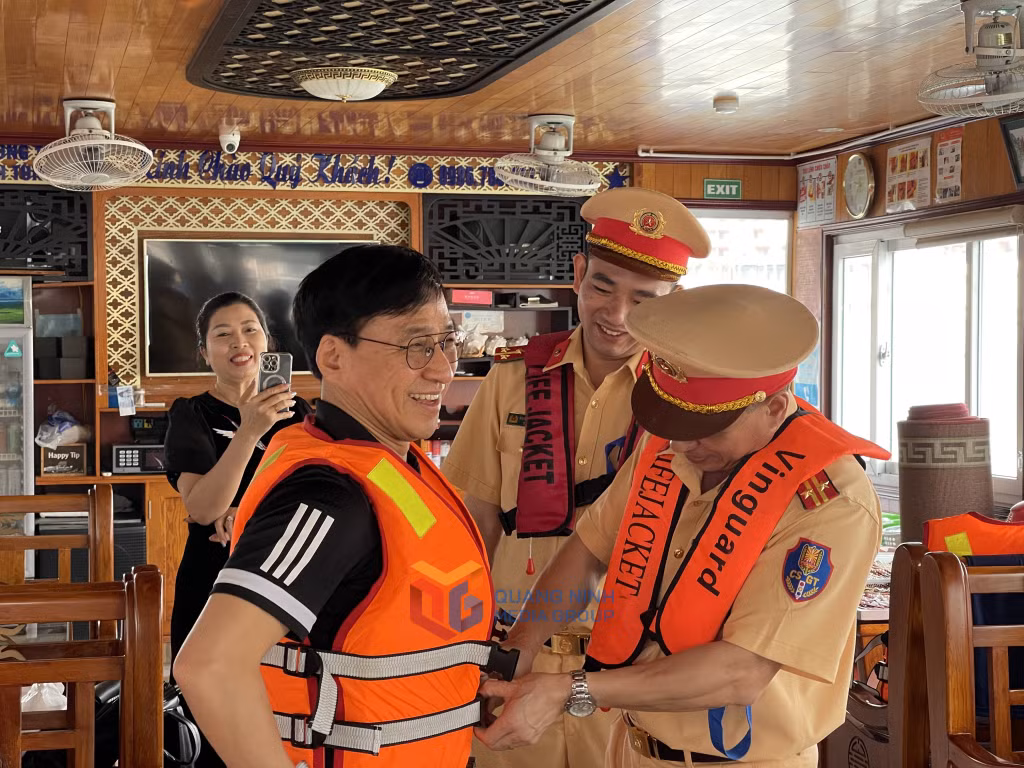 Lực lượng CSĐT, phòng CSGT (Công an tỉnh) hướng dẫn du khách Hàn Quốc mặc áo phao khi du lịch trên Vịnh Hạ Long.