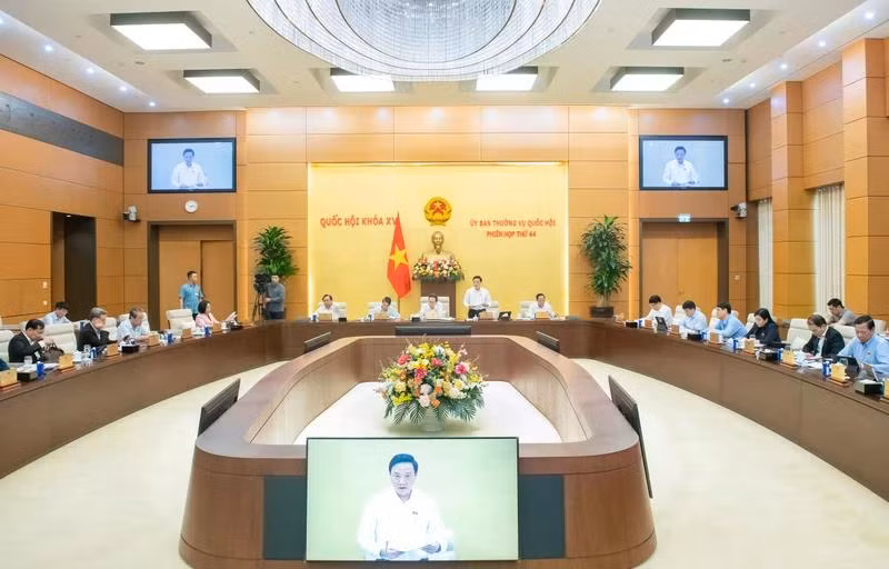 Quang cảnh phiên thảo luận về dự thảo Nghị quyết tại Phiên họp thứ 44 của Ủy ban Thường vụ Quốc hội ngày 14/4.