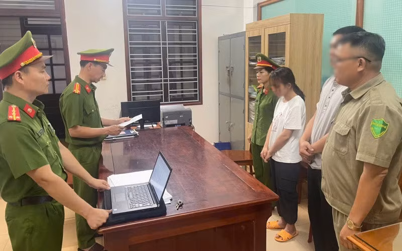 Công an Quảng Nam bắt bảo mẫu kiêm chủ nhóm trẻ Con Cưng vì tội bạo hành trẻ em. Ảnh: CACC