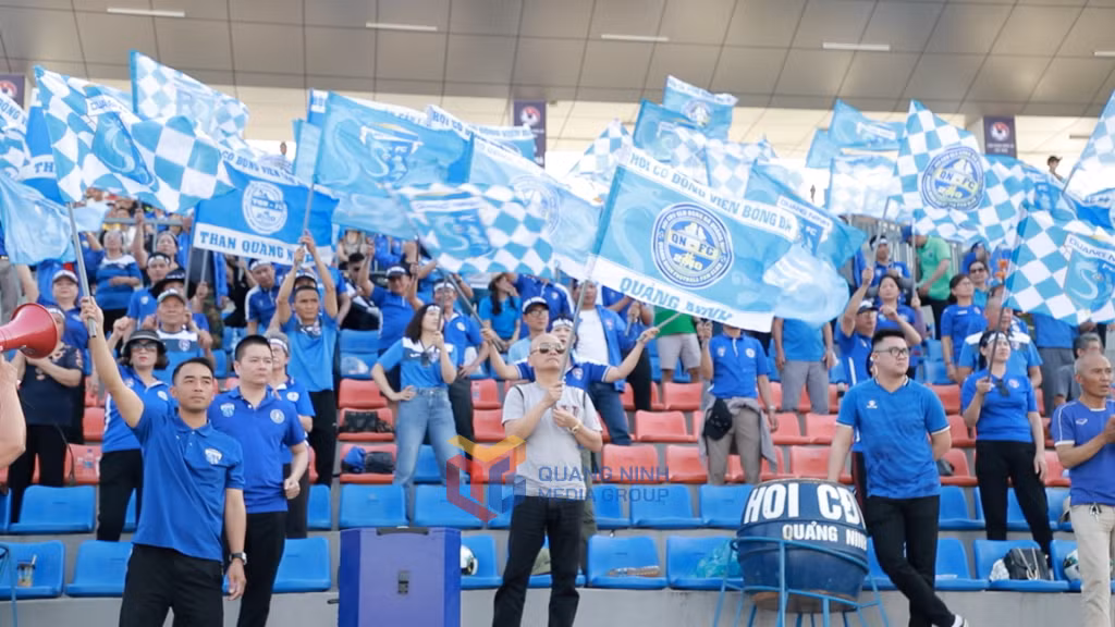 Các cổ động viên tạo nên bầu không khí sôi động trên khán đài SVĐ tại “chảo lửa” Cẩm Phả sau 4 năm bóng đá Quảng Ninh trở lại đấu trường chuyên nghiệp