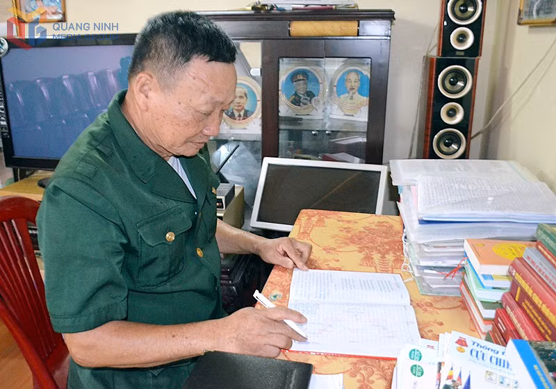 CCB Đoàn Văn Tuấn tra cứu tài liệu, ghi chép danh sách những đồng đội của Sư đoàn 320 chưa tìm thấy hài cốt để tiếp tục tìm kiếm, đưa đồng đội về quê hương.