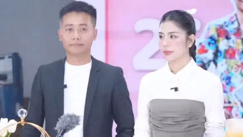 Hằng Du Mục và Quang Linh Vlog trong buổi bán hàng qua mạng.