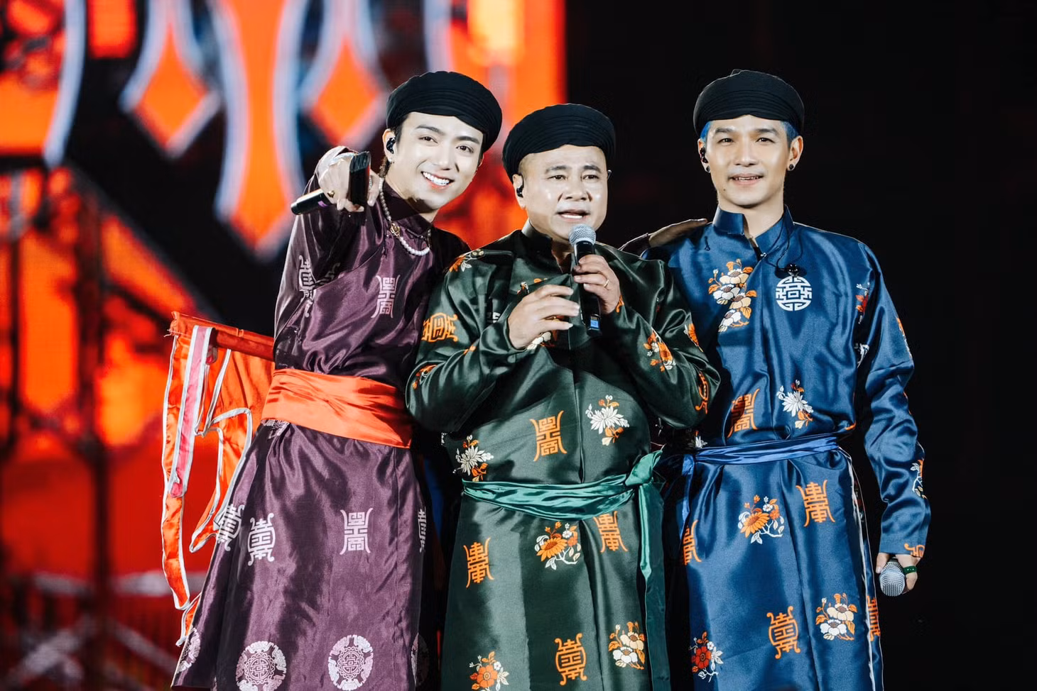 SOOBIN cùng nghệ sỹ Tự Long, ca sỹ Cường Seven có tiết mục "Trống cơm" rất thành công. (Ảnh: FBNV)