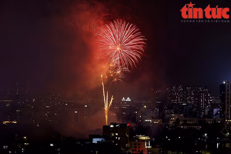 Pháo hoa rực sáng bầu trời Hà Nội trong chương trình cầu truyền hình "Vang mãi khúc khải hoàn" tối 27/4.