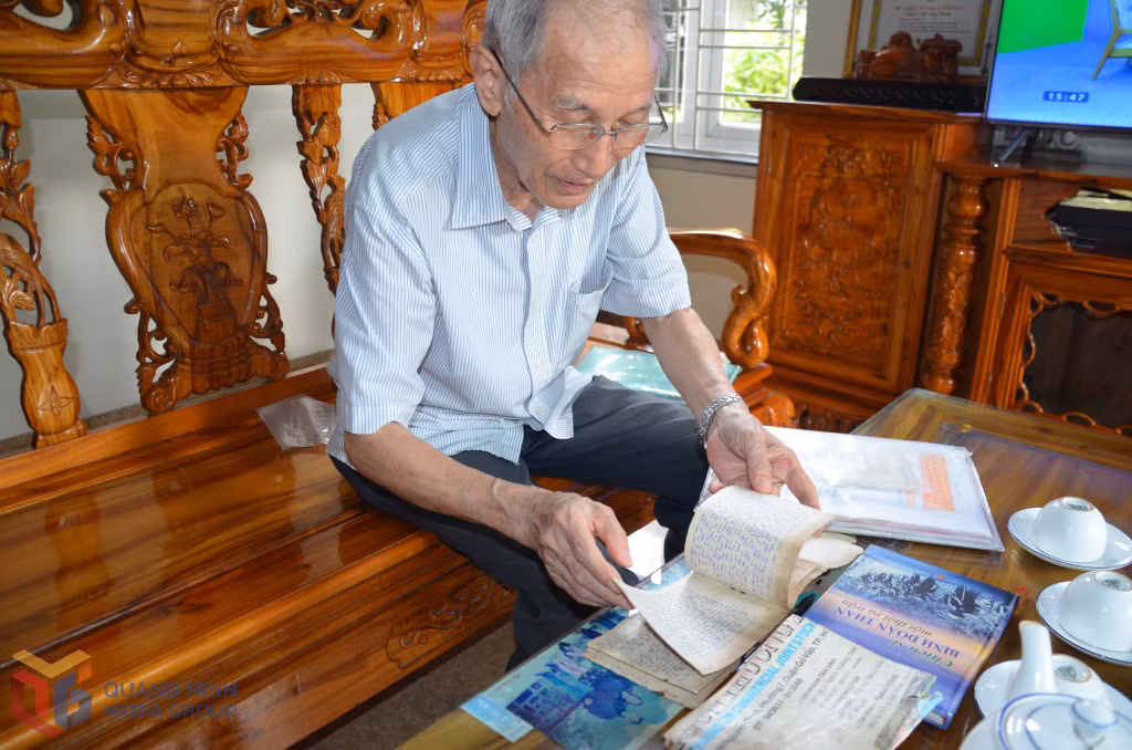 Ông Bùi Duy Thinh, cựu binh Binh đoàn Than xem lại những cuốn nhật ký năm xưa.