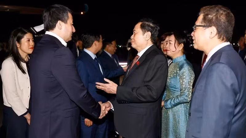 Chủ tịch Quốc hội Trần Thanh Mẫn và Phu nhân, Phó Thủ tướng Chính phủ Cộng hòa Uzbekistan Khodjayev Jamshid Abdukhakimovich và đại biểu. (Ảnh: Doãn Tấn/TTXVN)