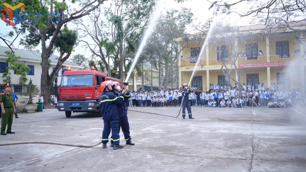 Các em học sinh được trải nghiệm thực tế công tác PCCC&amp;CNCH tại buổi tuyên truyền.