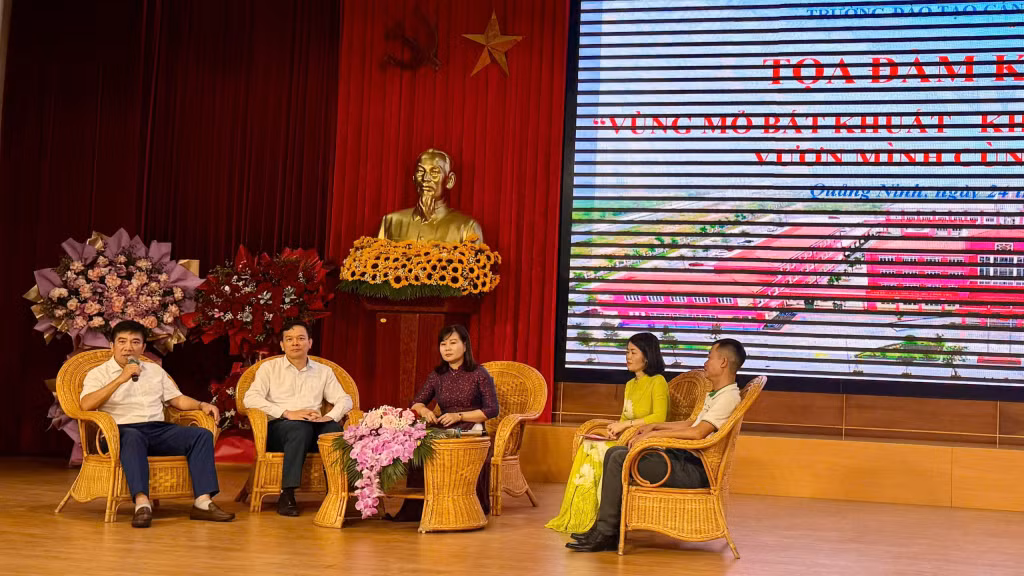 Nhà báo Trần Minh, Trưởng phòng Văn nghệ, Thể thao &amp; Giải trí, Trung tâm Truyền thông Quảng Ninh tham gia tọa đàm.