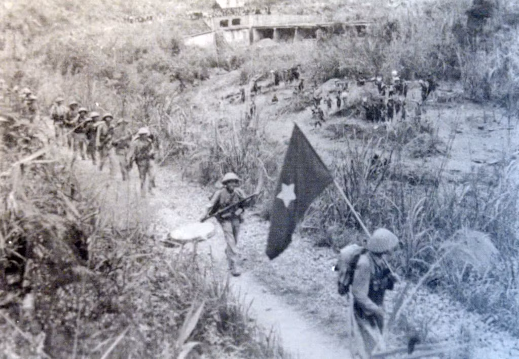 Đơn vị bộ đội đầu tiền tiến vào tiếp quản mỏ Đèo Nai, tháng 4/1955. Ảnh : Tư liệu