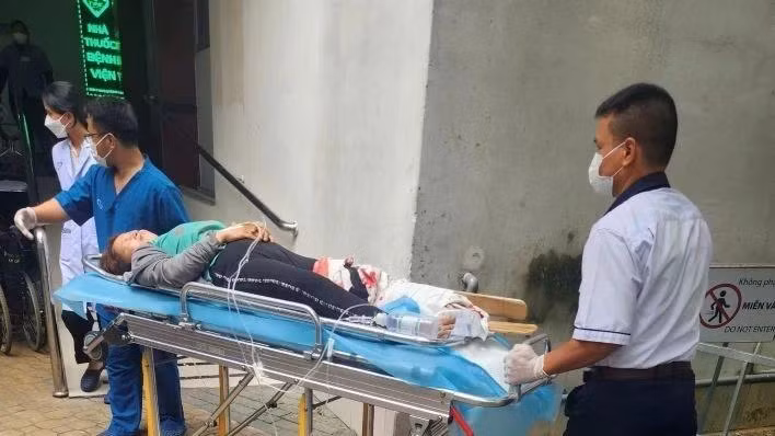 Lái xe và nhân viên phục vụ xe buýt đưa nạn nhân đi cấp cứu tại Bệnh viện Chợ Rẫy.