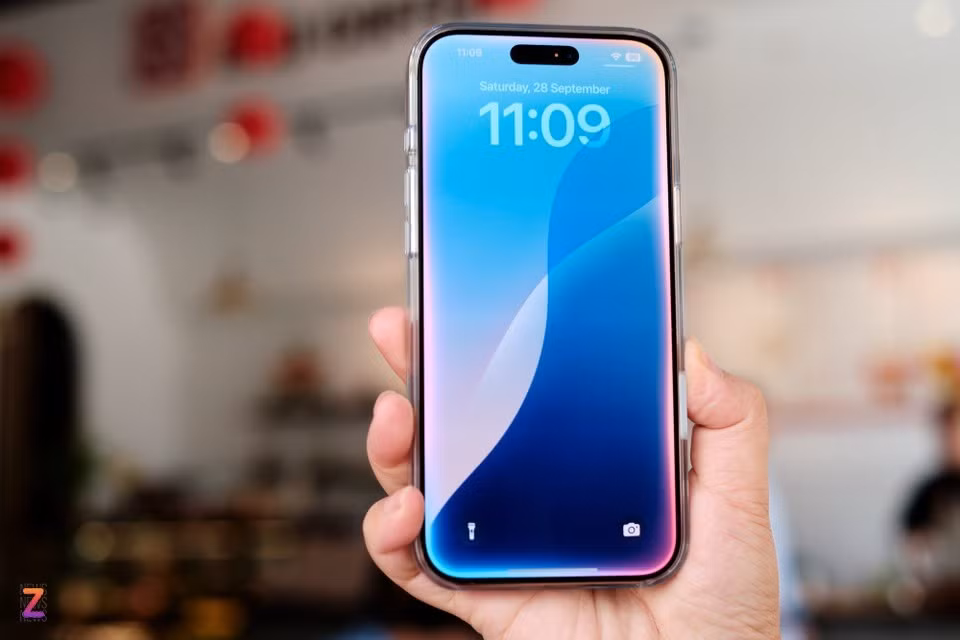 Lớp phủ Ceramic Shield mới trên iPhone 16 có độ bền cao hơn. Ảnh: Tuấn Anh.