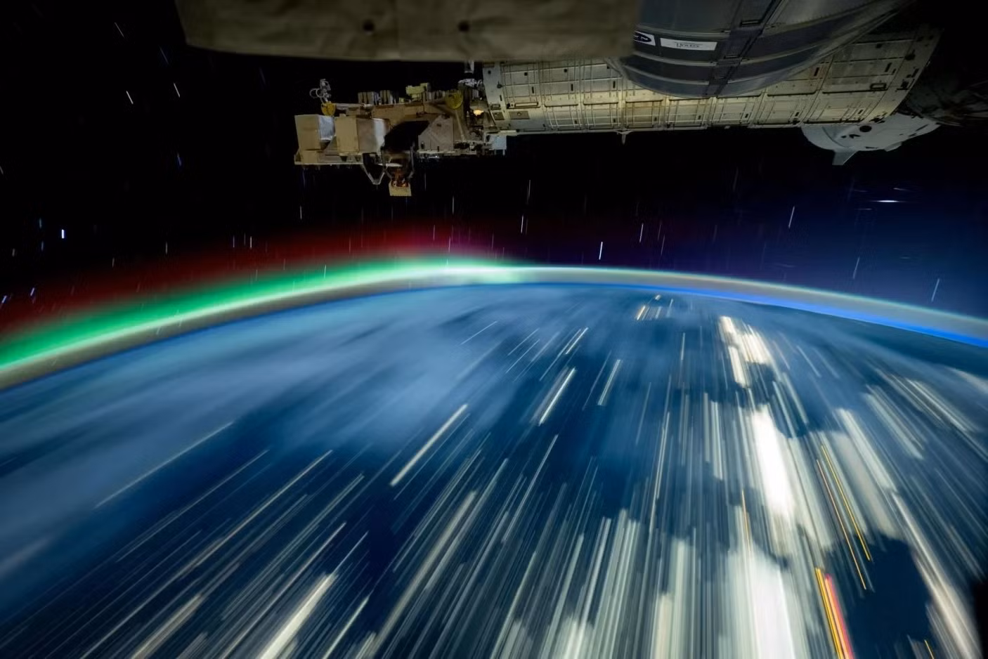 21h20 ngày 19/4, Don Pettit, phi hành gia kỳ cựu của NASA, chính thức trở về Trái Đất sau sứ mệnh thứ tư trong không gian, lần này kéo dài bảy tháng trên Trạm Vũ trụ Quốc tế (ISS). Ông cùng hai đồng nghiệp người Nga là Alexey Ovchinin và Ivan Vagner hạ cánh an toàn tại Kazakhstan bằng tàu vũ trụ Soyuz. Vừa bước sang tuổi 70, Pettit không chỉ là nhà khoa học có nhiều đóng góp cho NASA mà còn là một nhiếp ảnh gia thiên văn nổi tiếng, ghi lại hàng loạt khoảnh khắc kỳ diệu từ không gian. Ảnh: Don Pettit/NASA.