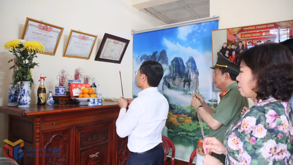 Đồng chí Phạm Đức Ấn, Chủ tịch UBND tỉnh cùng các đồng chí trong đoàn thắp hương tưởng nhớ, tri ân người chồng, người con liệt sĩ của Mẹ Việt Nam Anh hùng Hoàng Thị Nghi.