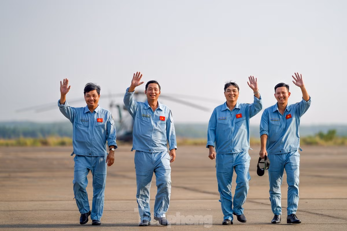 Nụ cười tươi của các phi công sau khi hoàn thành nhiệm vụ.