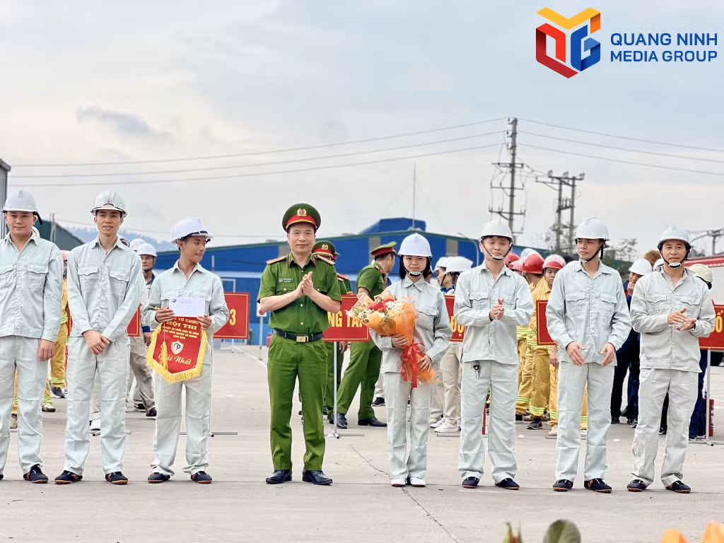 Ban Tổ chức trao giải Nhất cho đội thắng cuộc.