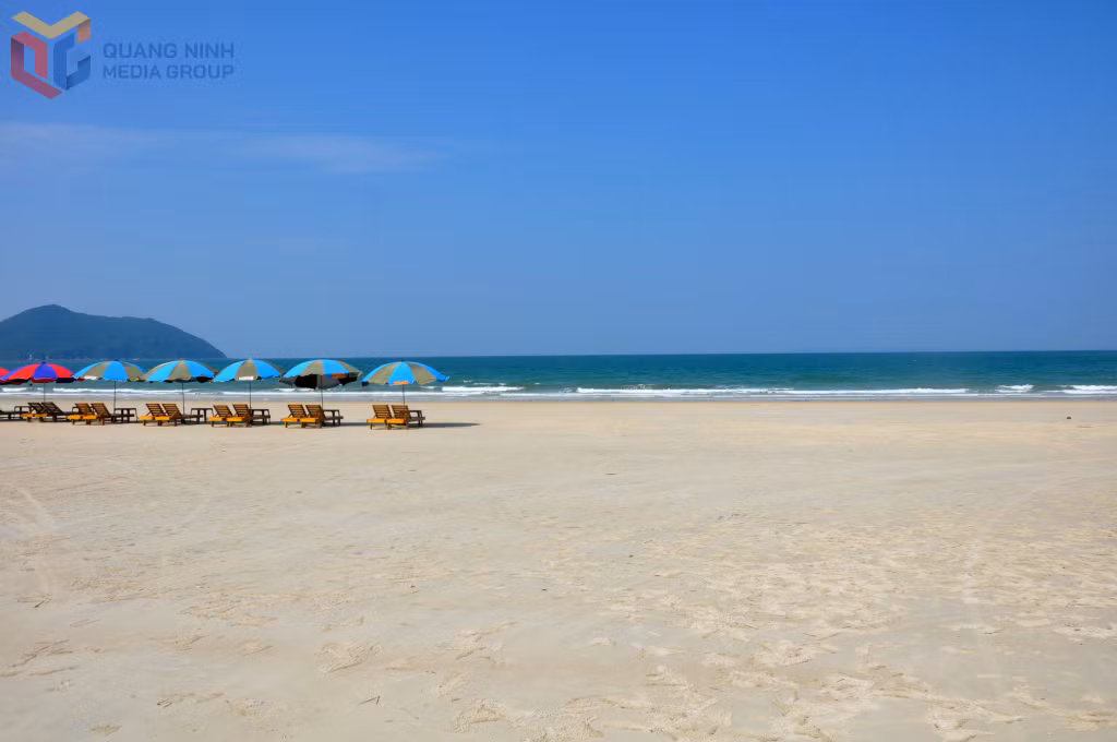 Bãi tắm Chương Nẹp tại xã đảo Minh Châu có bờ cát thoải trắng tinh và làn nước trong xanh.