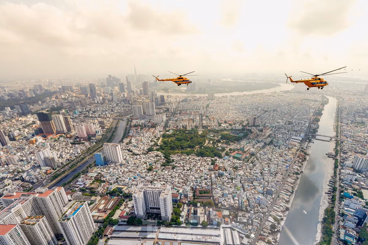 Đại lộ Đông Tây, kênh Tàu Hủ nhìn từ trên cao.