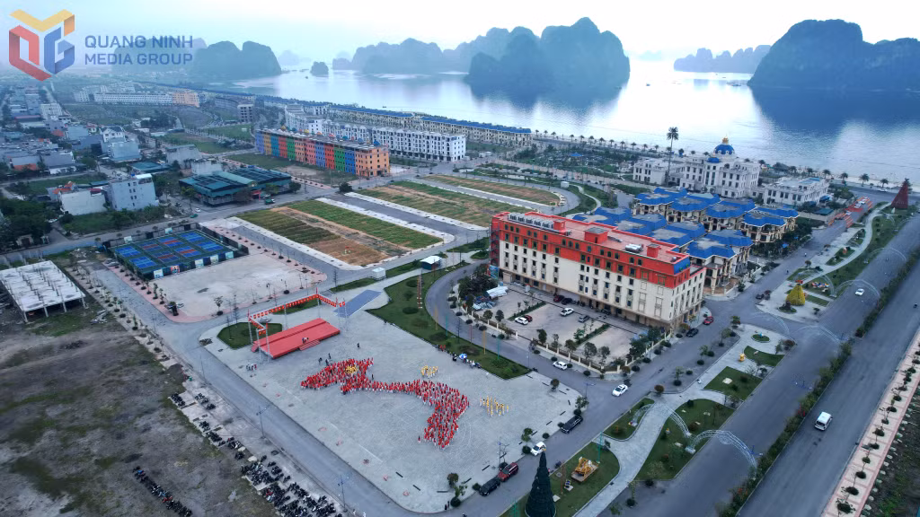 500 học sinh trường THPT Cẩm Phả xếp hình bản đồ Việt Nam tại quảng trường Khu đô thị Green Dragon City, thành phố Cẩm Phả