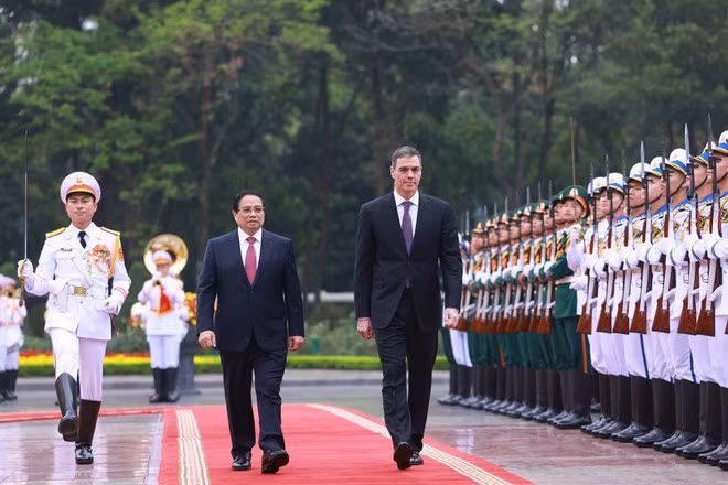 Thủ tướng Phạm Minh Chính và Thủ tướng Tây Ban Nha Pedro Sánchez duyệt Đội danh dự Quân đội nhân dân Việt Nam. (Ảnh: Dương Giang/TTXVN)