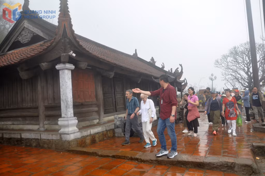 Không chỉ khách nội mà nhiều khách nước ngoài cũng tìm về Yên Tử trong không gian thâm nghiêm, cổ kính nơi đây.