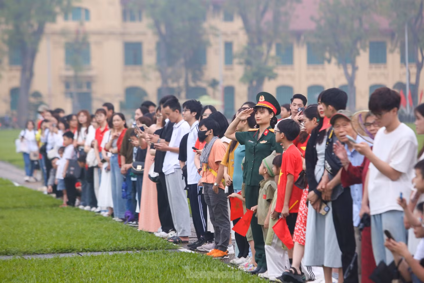 Nhân dân quanh khu vực dừng mọi hoạt động, hướng về cột cờ giữa quảng trường, Quốc ca nước Cộng hòa xã hội chủ nghĩa Việt Nam vang lên với âm hưởng hùng tráng, thiêng liêng.