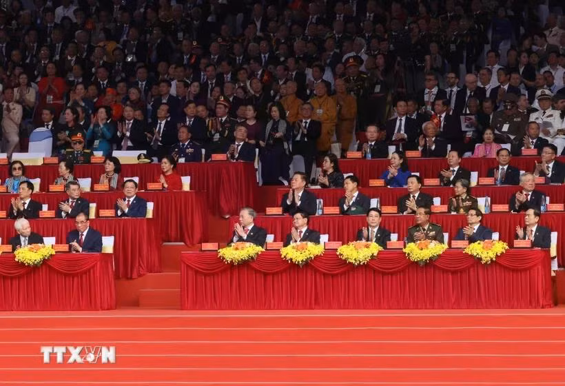 Các đồng chí lãnh đạo, nguyên lãnh đạo Đảng, Nhà nước và khách quốc tế tham dự lễ kỷ niệm. (Ảnh: TTXVN)