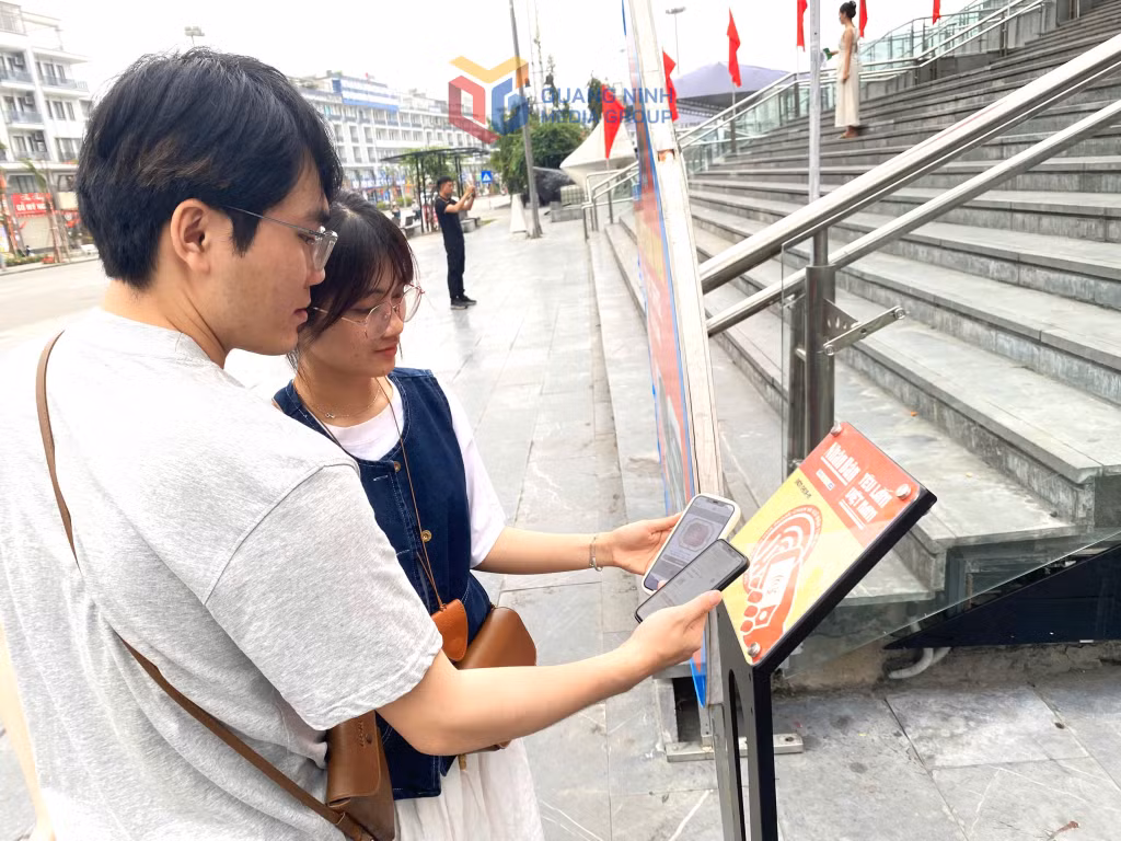 Du khách tìm hiểu các thông tin về Bảo tàng Quảng Ninh thông qua kết nối NFC.