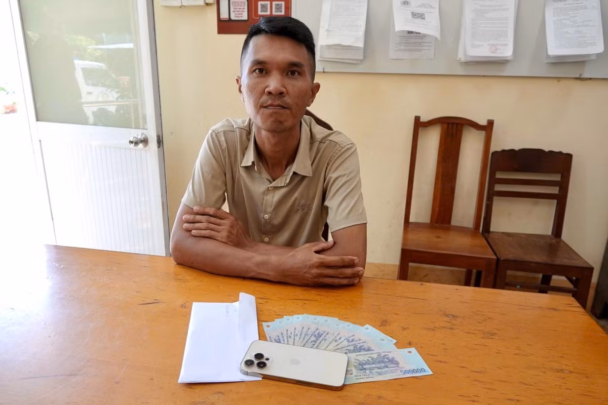 Đối tượng Lộc cùng tang vật vụ án tại cơ quan công an. Ảnh: Công an