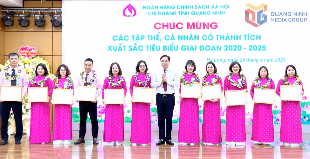 Phó Tổng Giám đốc Ngân hàng CSXH Vương Văn Minh trao giấy khen của Tổng Giám đốc Ngân hàng CSXH cho các cá nhân điển hình tiên tiến giai đoạn 2020-2025.