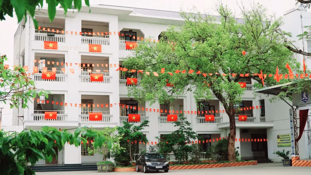 Màu đỏ rực rỡ nổi bật trong khuôn viên xanh của Trường THPT Hạ Long (TP Hạ Long).