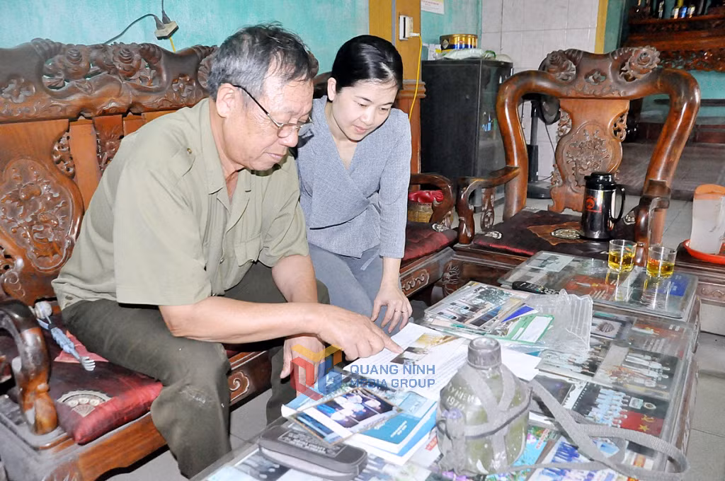 CCB Ngô Quang Chiều xem lại cuốn sổ ghi chép, những trang nhật ký, di ảnh những đồng đội đã hy sinh mà ông đã tìm kiếm hài cốt gần 20 năm qua.