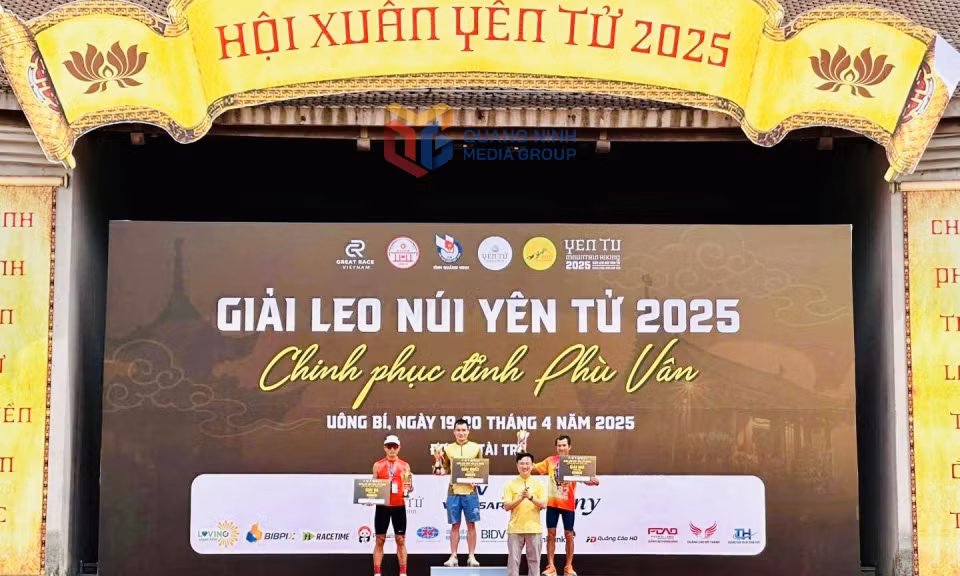 Ban Tổ chức trao Giải Nhất, Nhì, Ba cho nam VĐV.