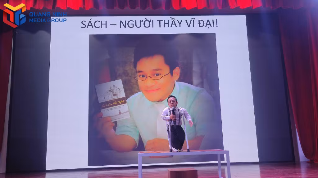 Diễn giả Nguyễn Sơn Lâm chia sẻ bí quyết giúp anh vượt qua số phận trong cuộc sống là sự yêu đời và những bài học quý báu đúc rút từ sách.