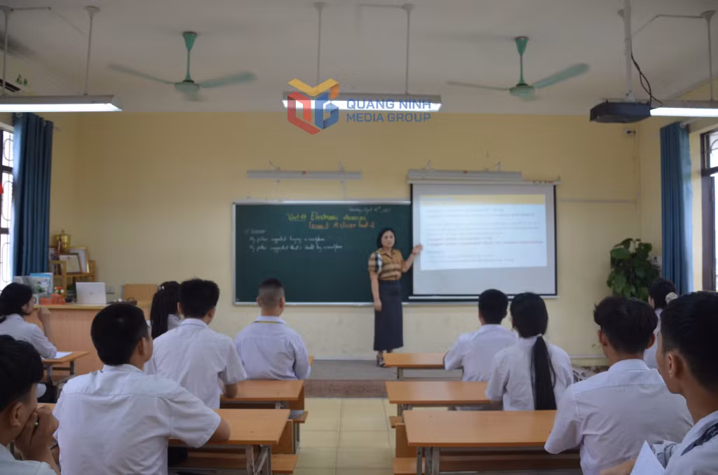 Tiết ôn tập Ngoại ngữ của cô và trò Trường THCS Cao Xanh (TP Hạ Long).