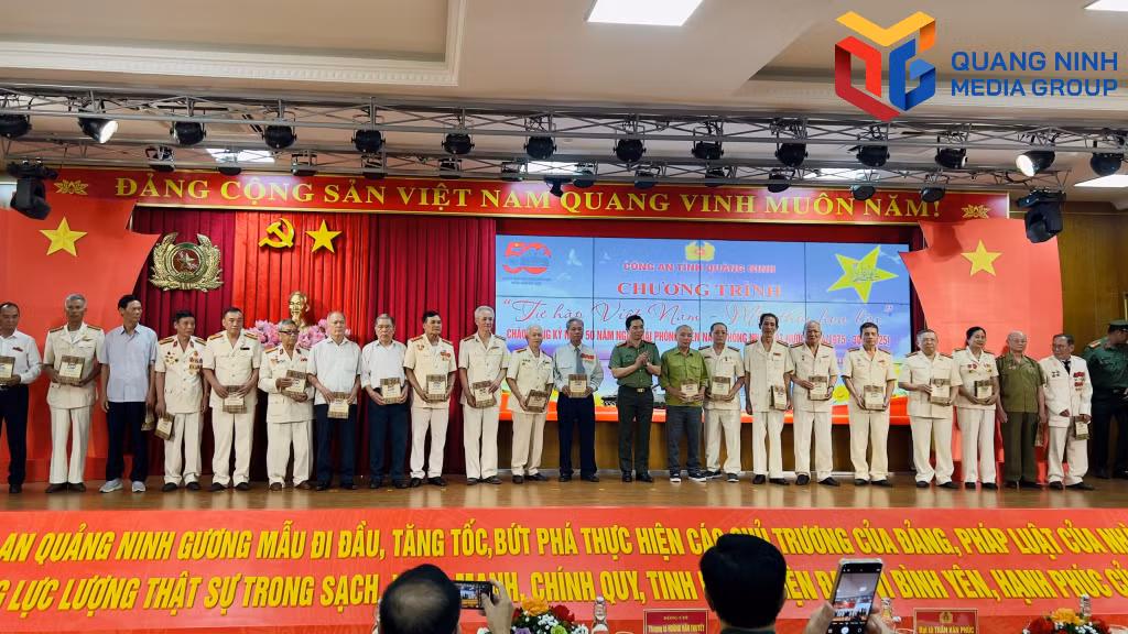 Công an tỉnh tặng quà tri ân những đồng chí cựu CAND trực tiếp tham gia&nbsp;chi viện cho chiến trường miền Nam.