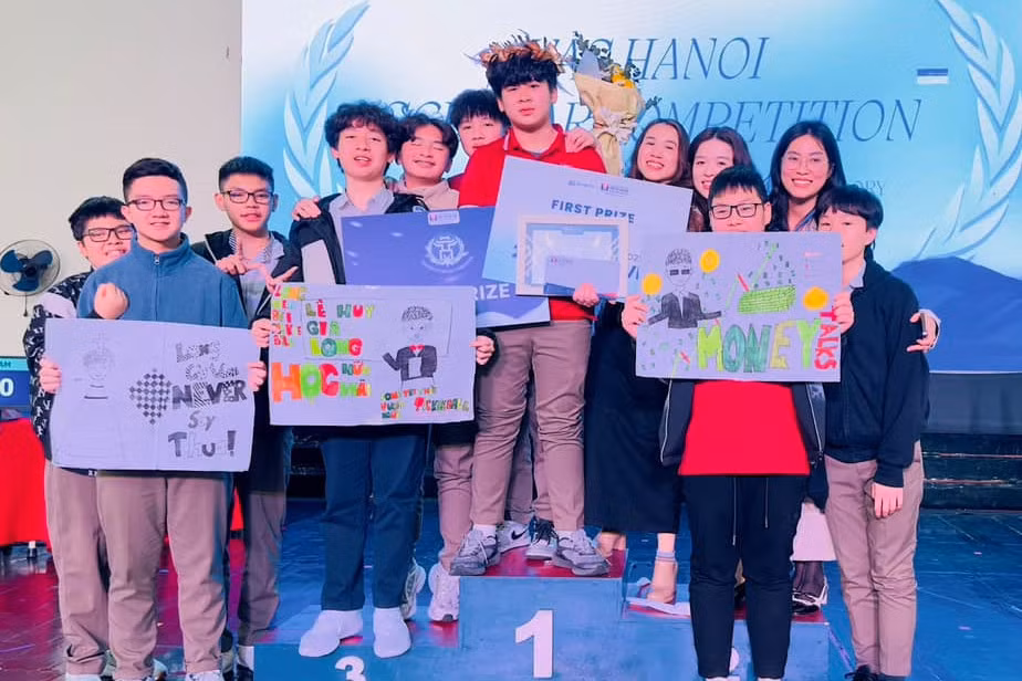 Gia Long giành Vòng nguyệt quế trong cuộc thi mô phỏng Đường lên đỉnh Olympia tại trường. Ảnh: NVCC