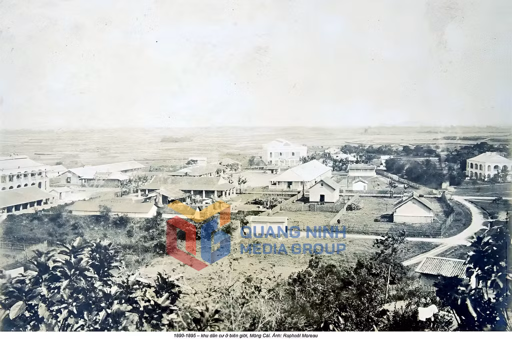 1890-1895_Khu dân cư ở biên giới Móng Cái. Ảnh của Raphaël Moreau