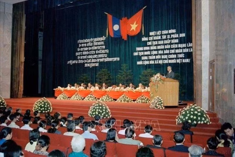 Đồng chí Khamtay Siphandone phát biểu tại lễ mít-tinh chào mừng đồng chí thăm hữu nghị chính thức Việt Nam năm 2002. (Ảnh TTXVN)