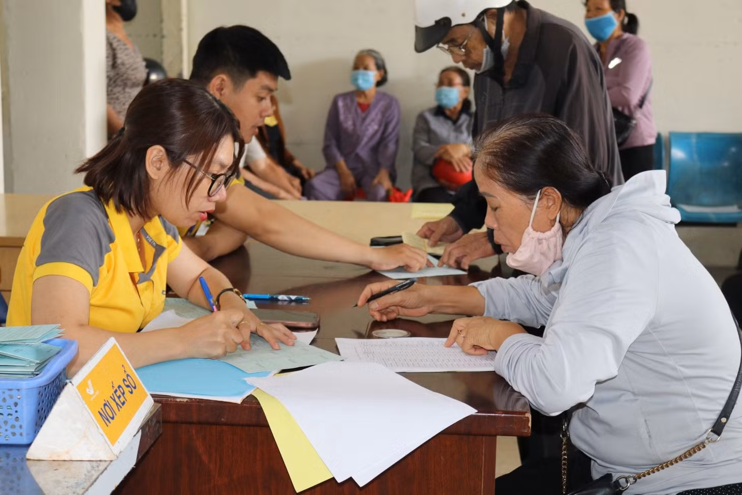 Chi trả lương hưu cho người hưởng.