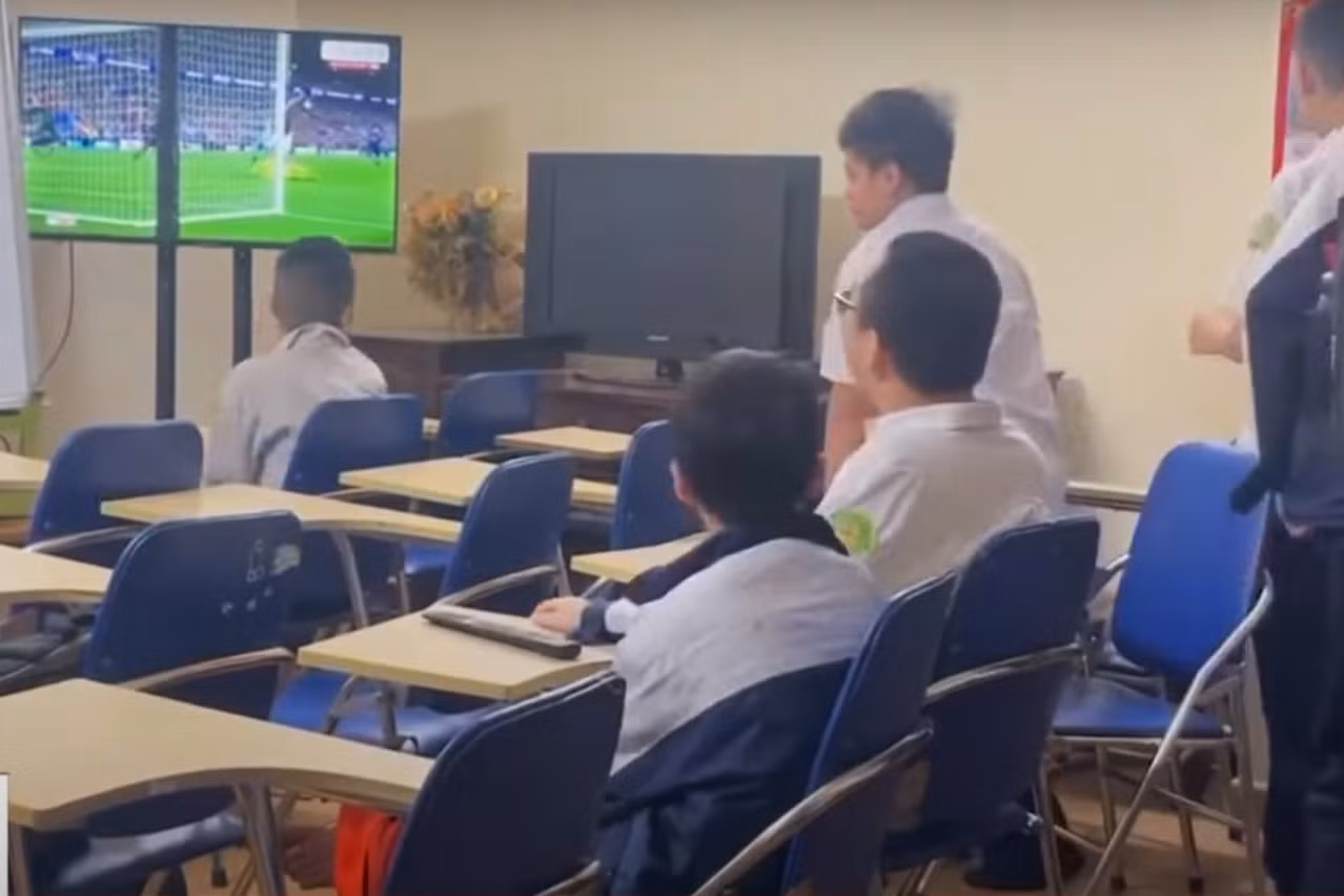 Trung tâm văn hóa mượn thêm phòng học ở nhà dân để mở lớp tại quận Đống Đa, Hà Nội. Ảnh chụp màn hình từ phóng sự của VTV.
