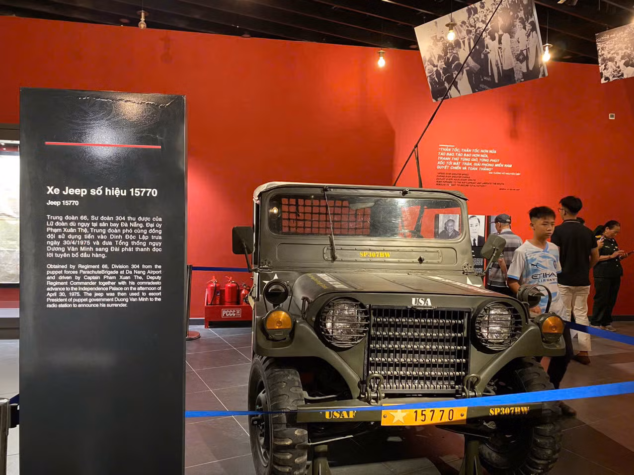 Xe Jeep số hiệu 15770 của Lữ đoàn Dù ngụy bị bộ đội ta thu tại sân bay Đà Nẵng. Theo báo Nhân Dân, chiếc xe này được Đại úy Phạm Xuân Thệ, Trung đoàn phó Trung đoàn 66, cùng đồng đội sử dụng để tiến vào Dinh Độc Lập trưa 30/4/1975 và đưa Tổng thống ngụy sang Đài phát thanh đọc lời tuyên bố đầu hàng.
